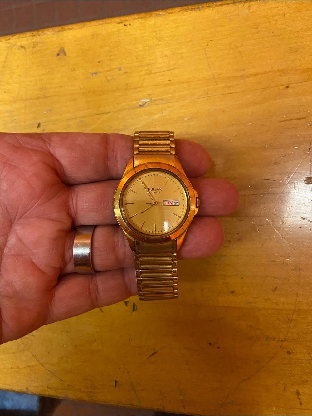Pulsar Gold Round Quartz Dress Day/Date Watch Analog Metal Bracelet New Battery